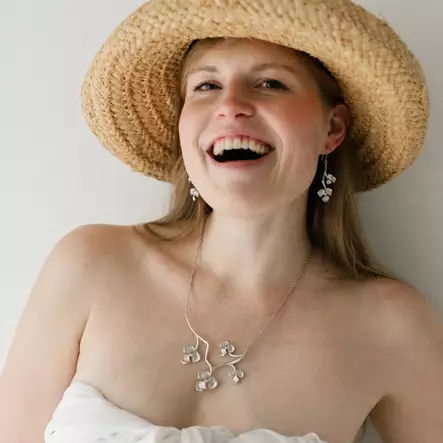 Lumoava Kukinto kaulakoru L57234300000 kaulassa - Kukinto - L57234300000 - 2