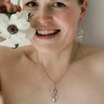 Lumoava Kukinto riipus L56234300000 kaulassa - Kukinto - L56234300000 - 2