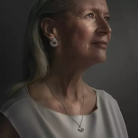 Lumoava Aika riipus naisen kaulassa. - Hopeiset kaulakorut - L56254220000 - 2