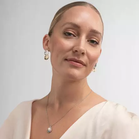 Lumoava Lily korvakorut naisen päällä - Lily - L54257910000 - 2