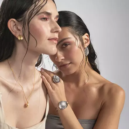 Lumoav Lily rannerengas naisen kädessä. - Lily - L63257900590 - 2