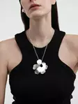 Kalevala x Marimekko Unikko iso riipus naisen kaulassa - Kalevala x Marimekko Unikko - 22100120170 - 2