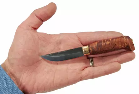 Kastepuukko Vuolu 12-1 kädessä - Puukot - 12-1 - 2