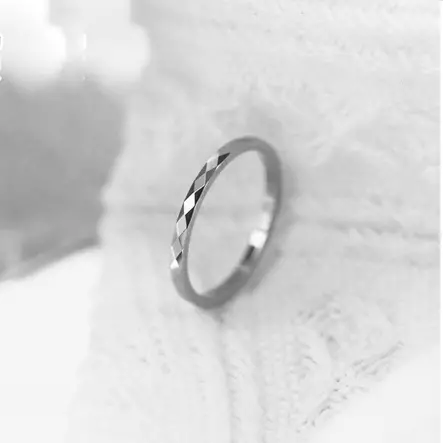 Titaanisormus Timanttileikkauksella 2mm - Titaanisormukset - G01-1575 - 2