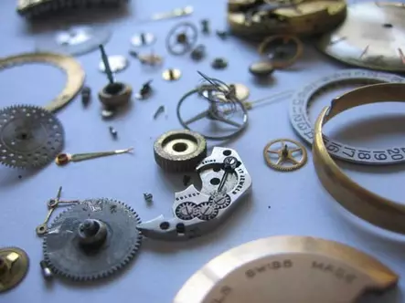 Kellohuolto - Kultasepäntyöt - JH129 - 1