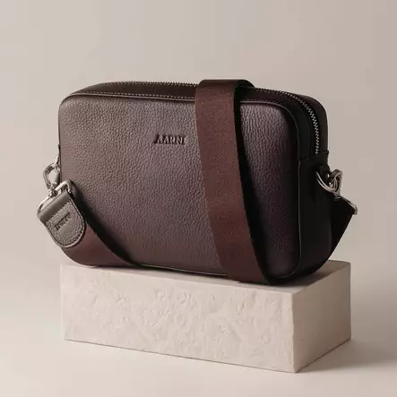 Aarni iso olkalaukku, tumman ruskea kullan v=C3=A4risill=C3=A4 yksityi=
skohdilla - Korttikotelot ja rasiat - OLKA-ISO-TRUS-K - 2