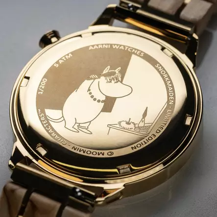 Aarni x Moomin Niiskuneiti kello takaa kuvattuna - Aarni naisten rannekellot - AW-MUUMI-NIISKUN - 2