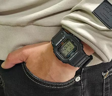 Casio G-Shock rannekello sopii myös pienempään ranteeseen - Casio miesten rannekellot - DW-5600UE-1ER - 2