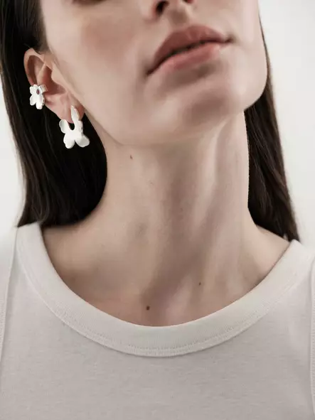 Kalevala x Marimekko Unikko pienet korvakorut naisen päällä - Kalevala x Marimekko Unikko - 261001200T - 2